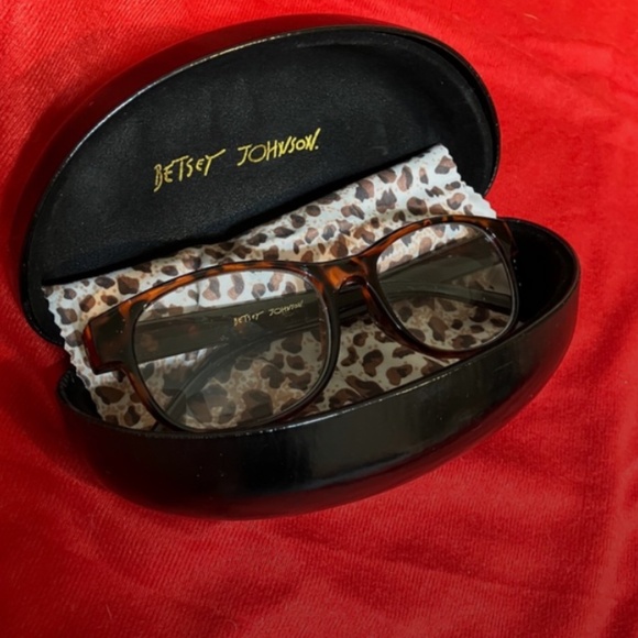 💋BETSEY JOHNSON TORTOISE FRAME READERS, 150 STRENGTH WITH BLACK BETSEY CASE 💋 - Picture 7 of 7